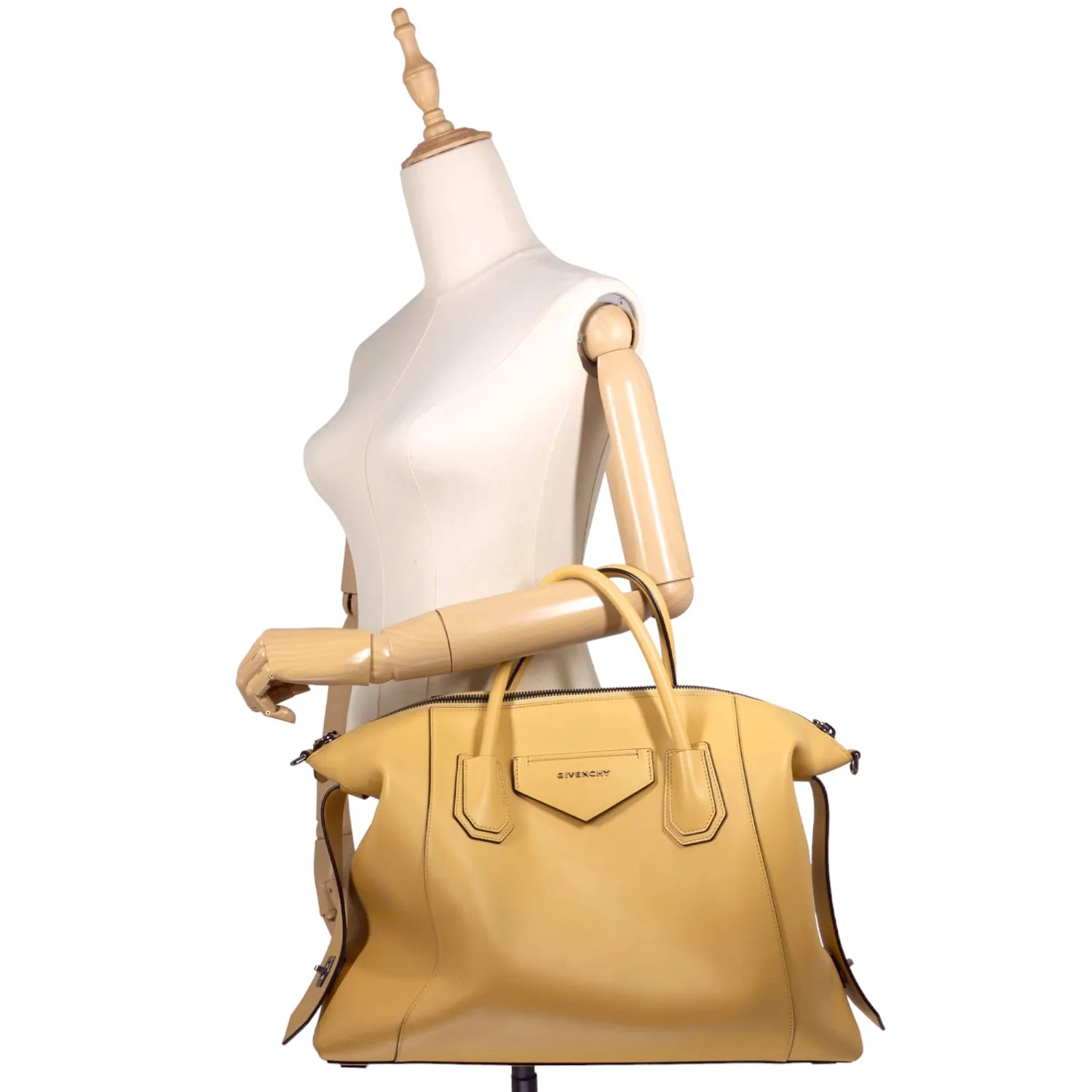 Antigona Soft Medium Leather Bag