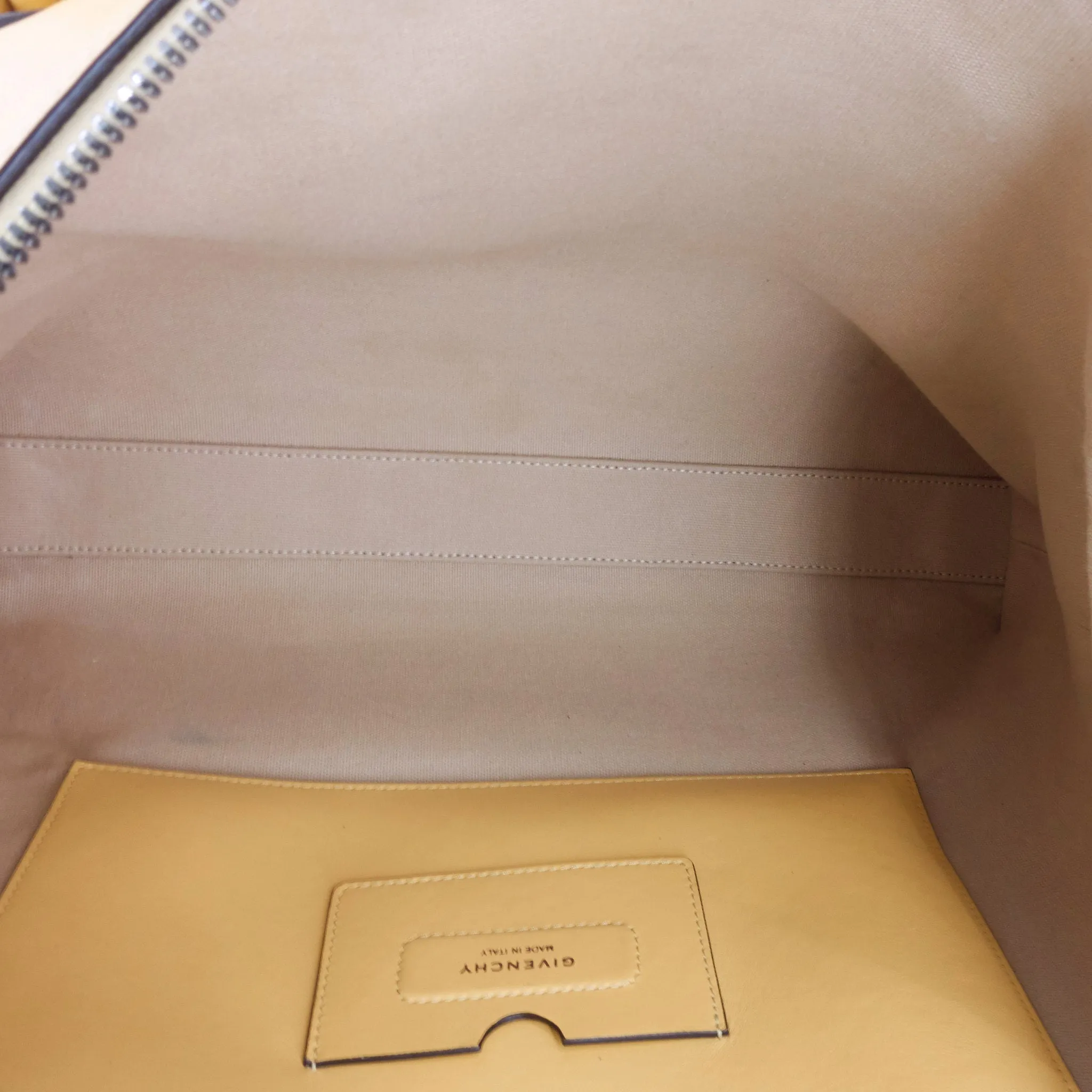 Antigona Soft Medium Leather Bag